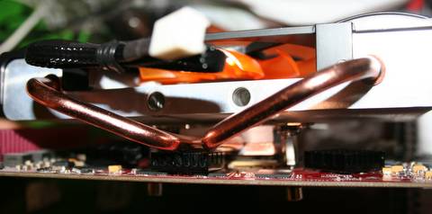The heat pipes come close to the heatsink on the memory chips